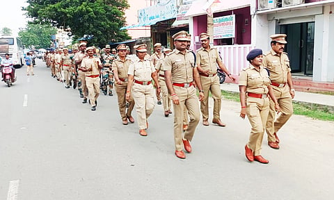 விநாயகர் சதுர்த்தி முன்னிட்டு போலீசார் கொடி அணிவகுப்பு ஊர்வலம் எஸ்.பி தீபா சத்யன் தலைமையில் நடந்த போது எடுத்த படம்.