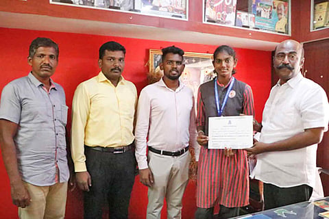சாதனை படைத்த மாணவியை பள்ளி தாளாளர் முனைவர் திருமாறன் மற்றும் நிர்வாகிகள் பாராட்டியபோது எடுத்தபடம்.