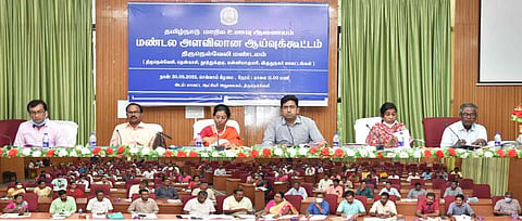 உணவு ஆணைய தலைவர் வாசுகி தலைமையில் ஆய்வுக்கூட்டம் நடைபெற்ற போது எடுத்தபடம். அருகில் கலெக்டர் விஷ்ணு மற்றும் அதிகாரிகள்.