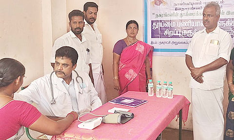 மருத்துவ முகாமை நகர்மன்ற தலைவர் புகழேந்தி தொடக்கி வைத்தார்.