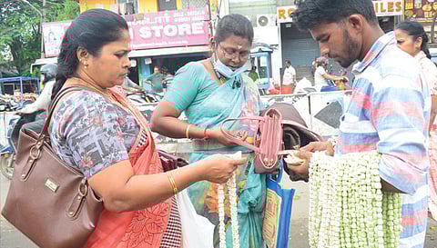 விநாயகர் சதுர்த்தியையொட்டி கோவையில் பூக்கள் விலை உயர்வு