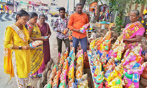 பொதுமக்கள் ஆர்வமுடன் விநாயகர் சிலைகளை வாங்கும் காட்சி.