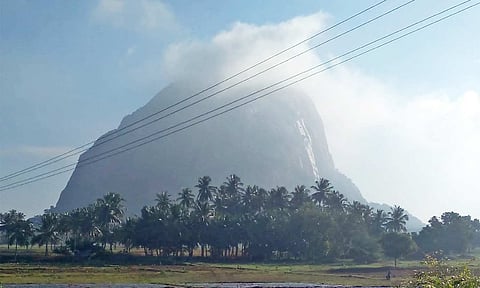 பழனி அருகே அமைந்துள்ள ஐவர் மலையின் எழில்தோற்றம்.
