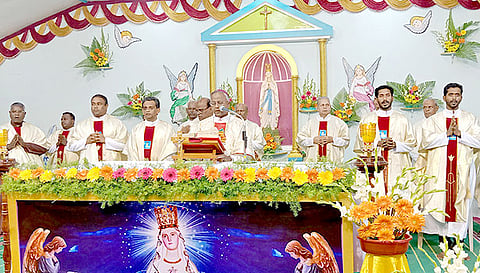 மாதா பிறப்பு பெருவிழாவில் பிஷப் அந்தோணிசாமி அடிகளார் திருப்பலி நிறைவேற்றினார்.