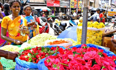 ராமநாதபுரம் அரண்மனை பகுதியில் விற்பனைக்காக வைக்கப்பட்டிருந்த பூக்கள்.
