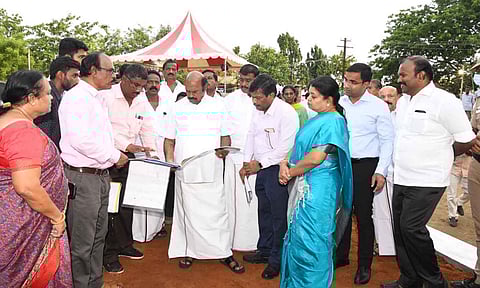 அமைச்சர் எ.வ.வேலு நினைவரங்க பணிகளை பார்வையிட்டு அதிகாரிகளிடம் கேட்டறிந்தார். உடன் அமைச்சர் கீதாஜீவன், கலெக்டர் செந்தில்ராஜ், மேயர் ஜெகன் பெரியசாமி உள்ளிட்ட பலர் உள்ளனர்.