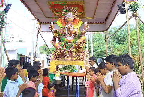 குறிச்சி சொக்கநாதர் கோவில் சன்னதி திடலில் 9 அடி உயரமுள்ள விநாயகர் சிலையை வைத்து பக்தர்கள் வழிபட்ட காட்சி.