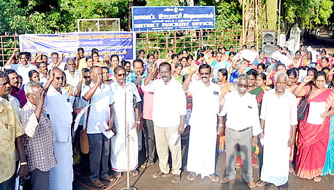 தர்ணா போராட்டம் நடந்தது.