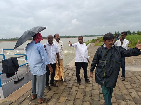 பண்ருட்டி தாசில்தார் சிவா.கார்த்திகேயன் எனதிரிமங்கலம் தென்பெண்ணை ஆற்றில் நேரில் ஆய்வு செய்தார்.