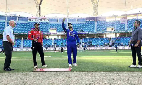 இந்தியாவுக்கு எதிரான ஆட்டம்: டாஸ் வென்ற ஹாங்காங் பந்துவீச்சு தேர்வு