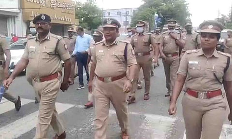 போலீஸ் கமிஷனர் பிரபாகரன் தலைமையில், துணை கமிஷனர்கள் அபினவ்குமார், வனிதா ஆகியோர் போலீசார் கொடி அணிவகுப்பு நடத்திய காட்சி. 