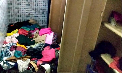 கொள்ளை நடந்த வீட்டில் பீரோவில் இருந்த பொருட்கள் சிதறி கிடக்கிறது.