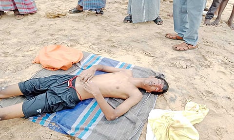 குமரியில் ராட்சத அலை இழுத்து சென்ற 10-ம் வகுப்பு மாணவன் பிணமாக மீட்பு