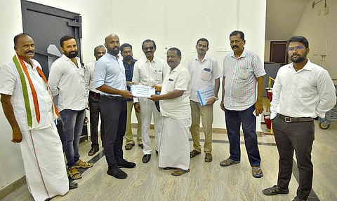 ராமநாதபுரம் மாவட்டத்தில் உள்ள 4 சட்டமன்ற தொகுதிகளிலும் மறுசீரமைக்கப்பட்ட வாக்குச்சாவடி பட்டியலை அரசியல் கட்சி பிரதிநிதிகள் முன்னிலையில் கலெக்டர் ஜானிடாம் வர்கீஸ் வெளியிட்டார்.