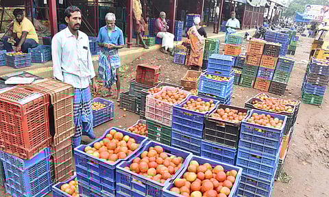 ஈரோடு மார்க்கெட்டில் தக்காளி விலை உயர்ந்தது