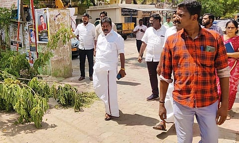 விநாயகர் சிலைகள் கொண்டு செல்ல இடையூறாக இருக்கும் மரக்கிளைகளை நகராட்சி ஊழியர்கள் அகற்றும் பணிகளை நகர்மன்றத் தலைவர் கார்மேகம் பார்வையிட்டார்.