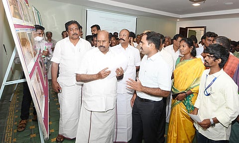 கீழடியில் கட்டப்பட்டு வரும் அகழாய்வு வைப்பக கட்டிடத்தை அமைச்சர்கள் எ.வ.வேலு, பெரியகருப்பன், பி.மூர்த்தி ஆகியோர் பார்வையிட்டு ஆய்வு செய்தனர். அருகில் கலெக்டர் மதுசூதன்ரெட்டி, தமிழரசி எம்.எல்.ஏ., தொல்லியல்துைற இணை இயக்குநர் ரமேஷ் உள்ளனர்.