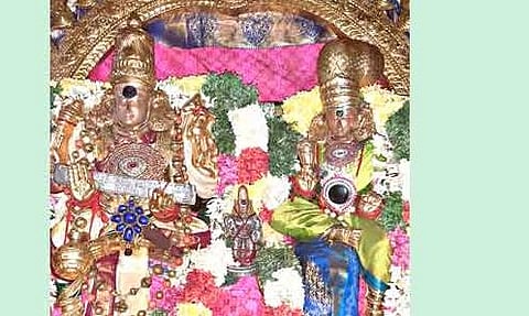 தருமிக்கு பொற்கிழி வழங்கிய கோலத்தில் பிரியாவிடையுடன் சுந்தரேசுவரர் காட்சியளித்தார்.
