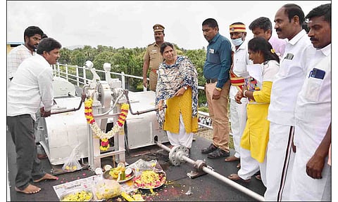தும்பல அள்ளி அணை முழு கொள்ளவை எட்டியதால் உபரி நீரை கலெக்டர் சாந்தி திறந்து விட்ட போது எடுத்த படம்.