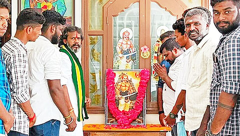 புலி தேவன் படத்துக்கு முக்குலத்து புலிகள் கட்சி நிறுவனத் தலைவர் ஆறு.சரவணன் தேவர் மாலை அணிவித்து மரியாதை.