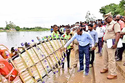 தாமிரபரணி ஆற்றில் பேரிடர் மீட்பு ஒத்திகை நடைபெற்ற காட்சி.