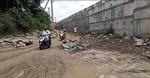 கோவையில் சேறும், சகதியுமாக காட்சியளிக்கும் சுந்தராபுரம்-மதுக்கரை சாலை