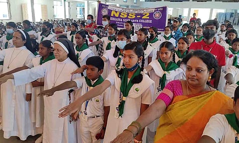 மாணவ, மாணவிகள் பிளாஸ்டிக் ஒழிப்பு தொடா்பான உறுதிமொழி எடுத்துக் கொண்ட காட்சி.