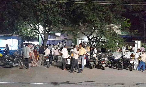  இரவு 8 மணிக்கு மேலும் பத்திரப்பதிவுக்காக காத்துருந்த பொதுமக்களை படத்தில் காணலாம்.