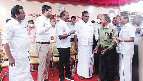 அமைச்சர் சுப்ரமணியனிடம் மனு அளித்த உணவு பாதுகாப்பு அலுவலர்கள்.