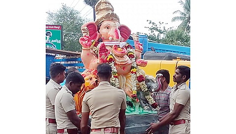 சீர்காழியில் விநாயகர் சிலையை போலீசார் தூக்கி சென்ற காட்சி.