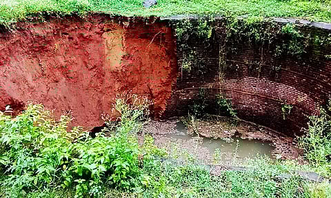 தொடர் மழையால் கிணற்றின் சுவர் சேதம் அடைந்துள்ளதை படத்தில் காணலாம்.