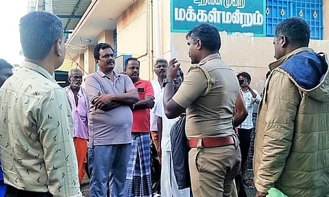 வெடிகுண்டு சம்பவம் குறித்து போலீசாருக்கு தங்கதமிழ்செல்வன் விளக்கமளித்த காட்சி.