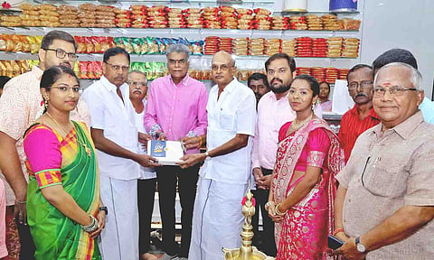 திறப்பு விழாவில் பங்கேற்றவர்களை படத்தில் காணலாம். 