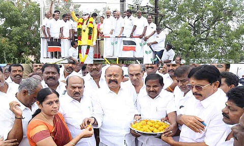 திருப்பூர் வளர்மதி பேருந்து நிலையம் அருகில் பார்க் ரோட்டில் உள்ள எம்ஜிஆர். சிலைக்கு பொள்ளாச்சி ஜெயராமன் எம்.எல்.ஏ. தலைமையில் அ.தி.மு.க.வினர் மாலை அணிவித்து பட்டாசு வெடித்து இனிப்புகள் வழங்கிய காட்சி. 
