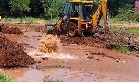குழாய் உடைந்து சாலையில் வீணாக சென்ற குடிநீர்.