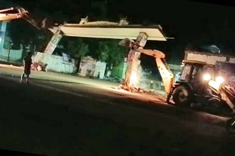 பஸ் நிலைய நுழைவாயில் ஆர்ச் இடிக்கப்பட்ட போது எடுத்த படம்.