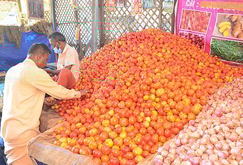 வரத்து குறைவால் கோவையில் தக்காளி விலை திடீர் உயர்வு