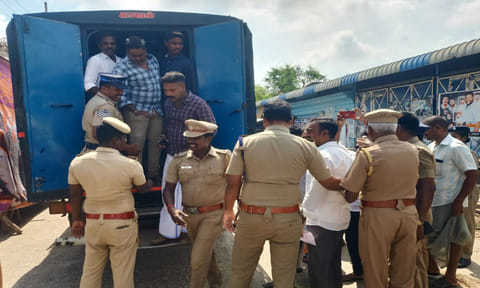 கைதான நாம்தமிழர் கட்சியினரை போலீசார் வேனில் ஏற்றிய காட்சி. 