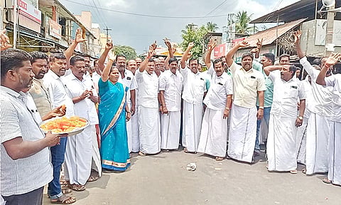 கொள்ளிடத்தில் ஒன்றிய செயலாளர் நற்குணன் தலைமையில் இனிப்பு வழங்கினர்.