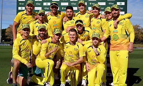 கோப்பையுடன் ஆஸ்திரேலிய அணி