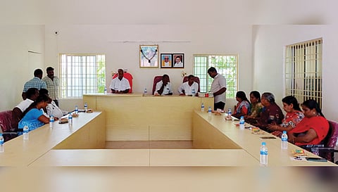 கூட்டத்தில் கலந்துகொண்டவர்களை படத்தில் காணலாம். 