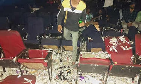 நடிகர் பவன் கல்யாண் பிறந்த நாளில் சினிமா தியேட்டரை சூறையாடிய ரசிகர்கள்