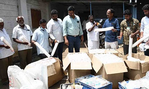 பறிமுதல் செய்யப்பட்ட பிளாஸ்டிக் பொருட்களை படத்தில் காணலாம்.