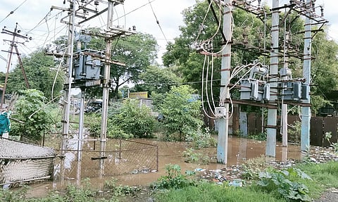 குளம் போல் தேங்கிய தண்ணீரில் மிதக்கும் டிரான்ஸ்பார்மர்கள்