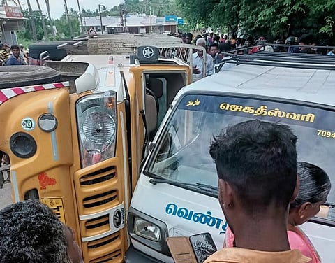 ரோட்டில் வேன் கவிழ்ந்து 2 பெண் தொழிலாளர்கள் பலி