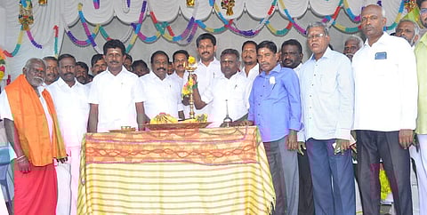 மேலூர் அருகே கலையரங்கம்