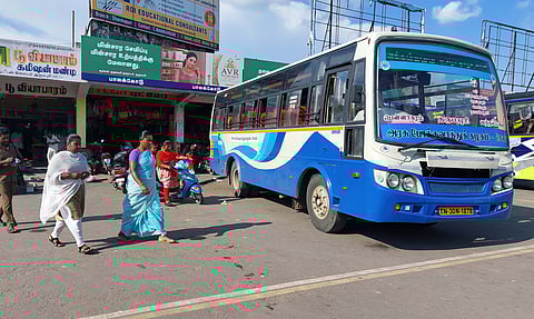 தருமபுரி பேருந்து நிலையத்தில் நிறுத்தப்பட்டிருந்த பென்னாகரத்திலிருந்து வத்தல்மலைக்கு இயக்கப்படும் பேருந்து.