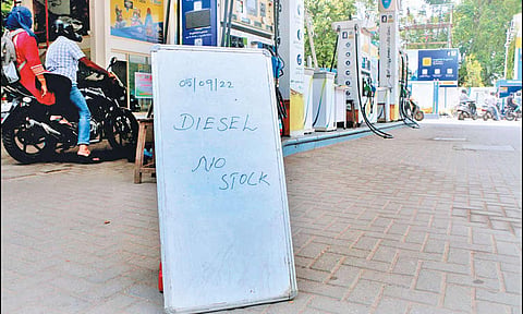 பெட்ரோல் பங்கில் வைக்கப்பட்டிருந்த ‘டீசல் இல்லை’ என்ற அறிவிப்பு பலகையை படத்தில் காணலாம்.