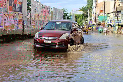 நெல்லை சந்திப்பு பகுதியில் குடிநீர் குழாய் உடைப்பால் வெளியேறிய நீரில் ஊர்ந்து செல்லும் வாகனங்கள்.