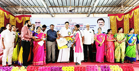 புதுமை பெண் திட்டத்தின் கீழ் மாதம் ரூ.1000 வழங்கும் திட்டத்தினை அமைச்சர் ஆர்.காந்தி தொடங்கிவைத்தார்.